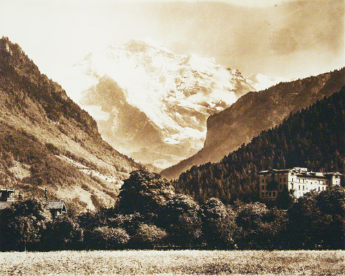  - La Jungfrau et l'htel Jungfraublick. - Kupfertiefdruck in Brauntne (nach Fotografie).