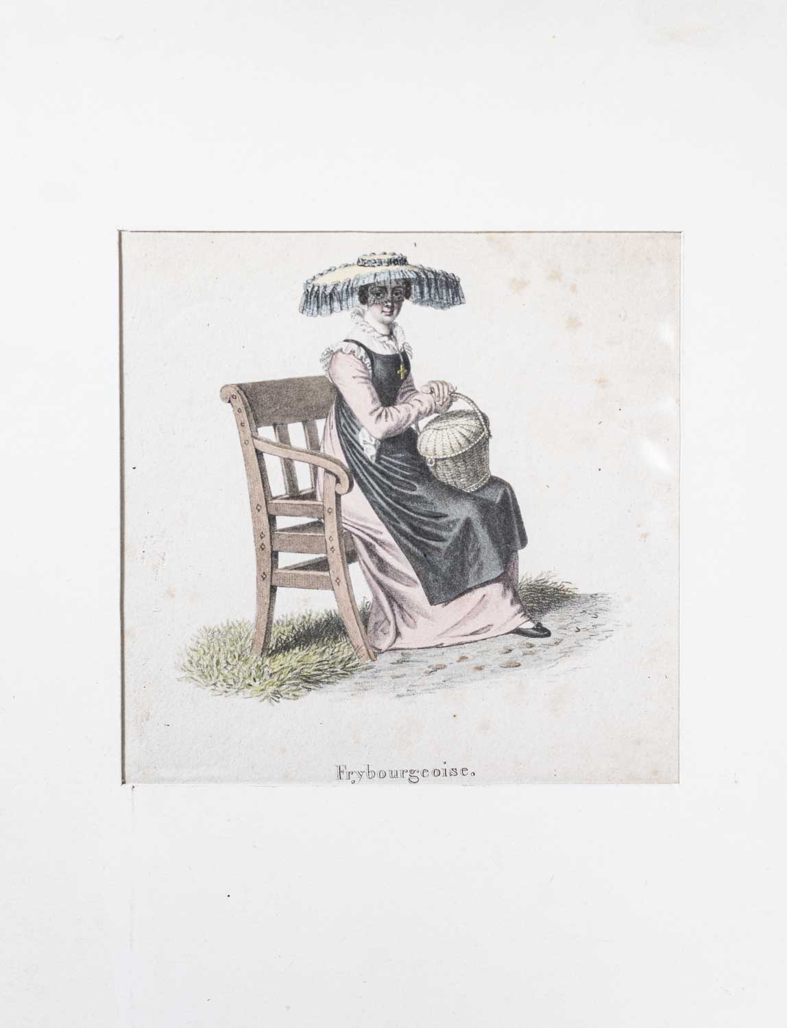  - Trachtenbild / Planche de costume: Fribourgeoise. (Femme, assise sur un banc en bois avec corbeille, portant une grande chapeau  franches,