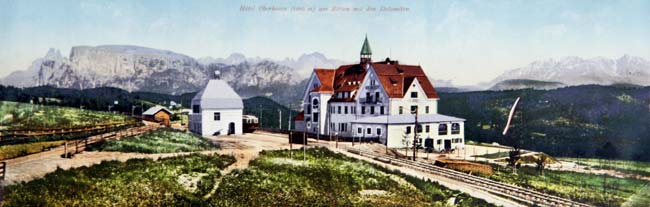  - Dolomiten. - Hotel Oberbozen (1200 m) am Ritten mit den Dolomiten. Carte postale / photographie en couleur.