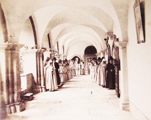 LORSON, E.: - Procession dans le clotre du monastre de la Maigrauge.