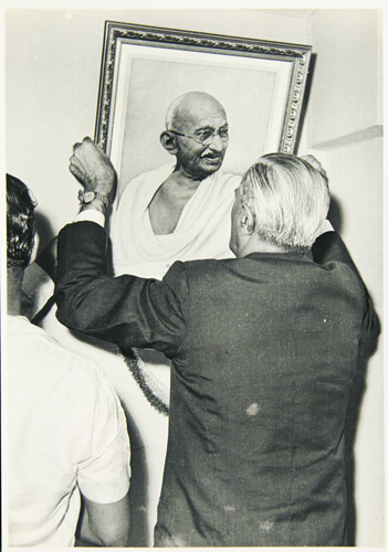  - India. - 2 Photo albums. Indian Bankers' Seminar (19th. To 21st. July 1962). / Bank of India Officers' Association, unveiling of the portrait of Mahatma Gandhi (4th May 1970).