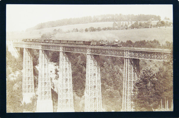GARCIN, A. (photographe): - Pont de Grandfey (en fer, avant le betonnage) avec deux locomotives tirant 15 wagons.