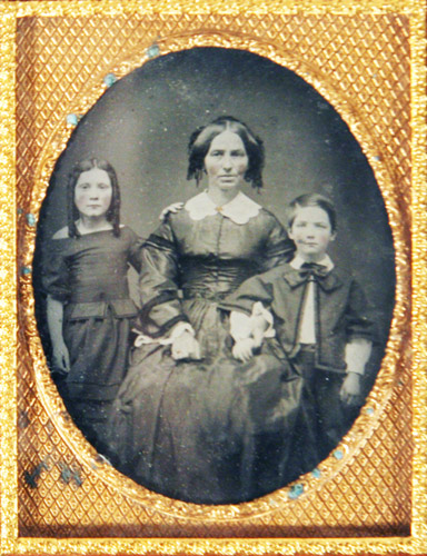  - Ambrotype. - Etats-Unis. Portrait de femme avec deux enfants, joues rhausses de rouge.
