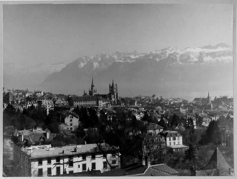 BURGY, Louis (photographe): - Lausanne. Vue de la ville vers le lac avec les montagnes de la Savoie.
